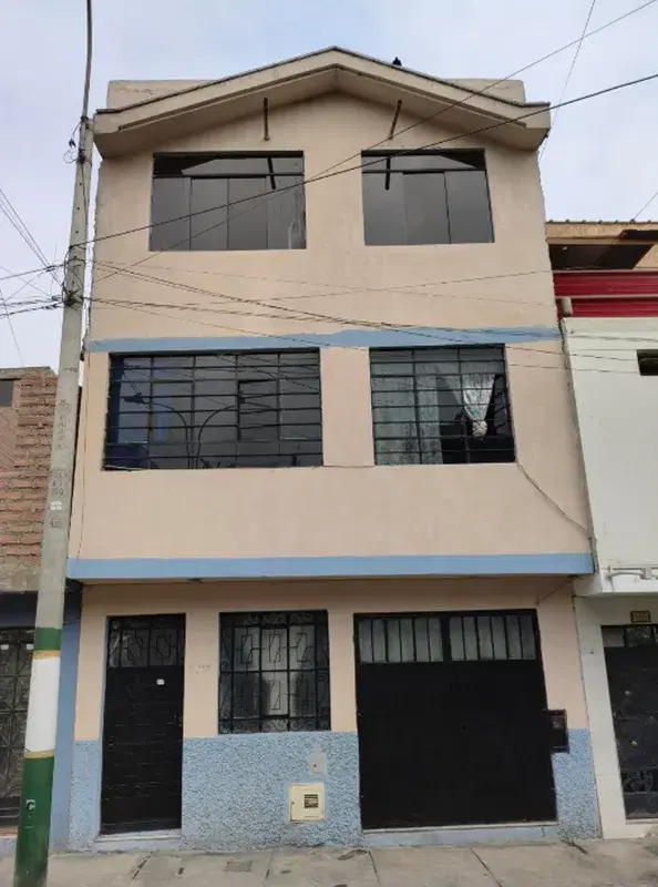 Casa de 3 pisos + azotea