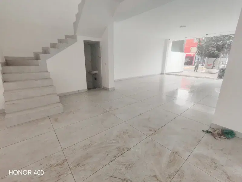 Local comercial 660 m²
