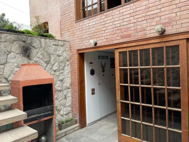 Casa 4 dorm. 300 m²