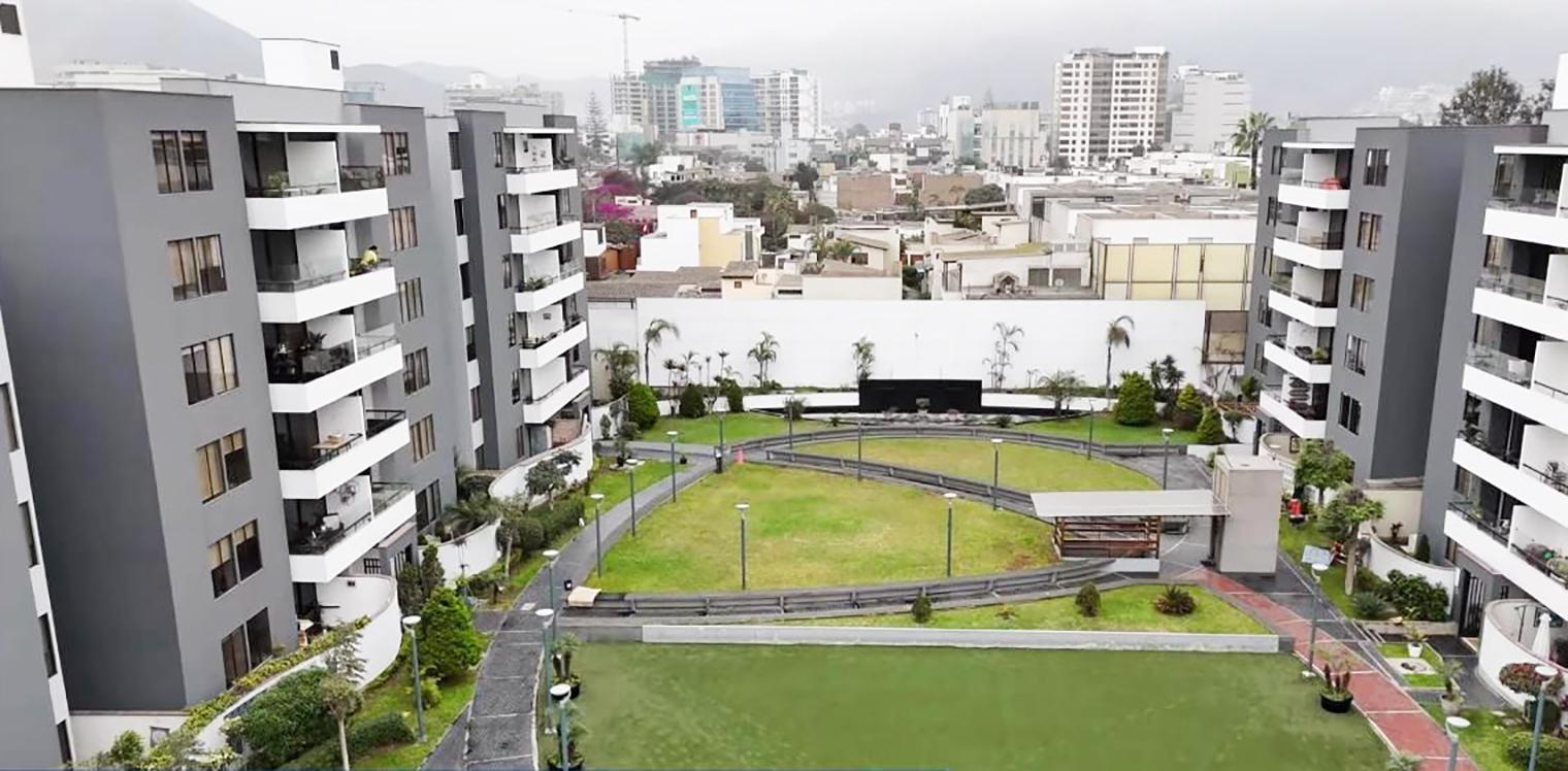 Vista panorámica. Es el primer piso del último edificio del lado derecho.